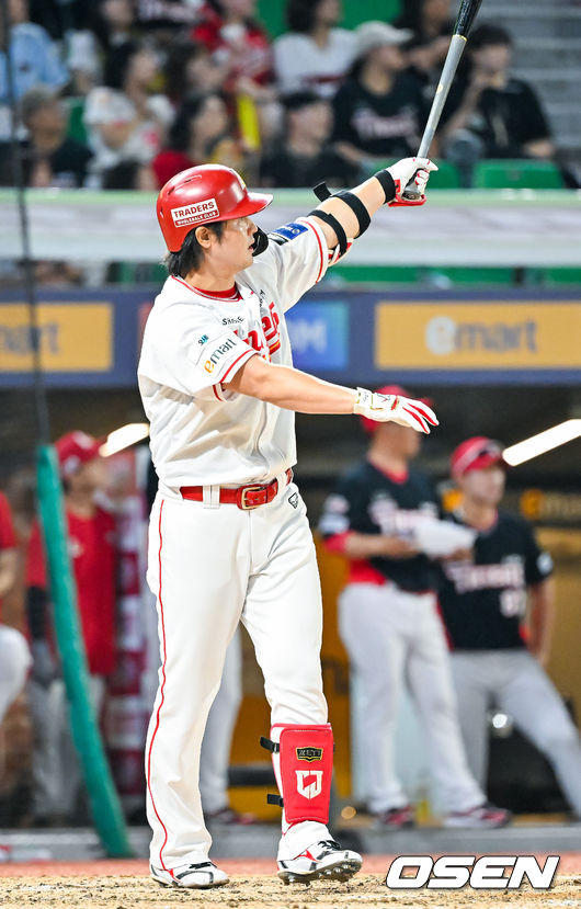 [OSEN=인천, 민경훈 기자] 16일 인천 SSG랜더스필드에서 ‘2026 신한 SOL Bank KBO리그’ SSG 랜더스와 KIA 타이거즈의 경기가 열렸다.이날 SSG는 아빌라, KIA는 올러를 선발로 내세웠다.5회말 1사 주자 2루 SSG 최정이 죄월 투런홈런을 때리고 있다. 최정은 11년 연속 20홈런에 성공하고 있다. (KBO리그 첫번째) 2026.07.16 / rumi@osen.co.kr