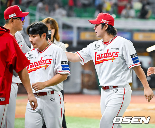 [OSEN=인천, 민경훈 기자] 16일 인천 SSG랜더스필드에서 ‘2026 신한 SOL Bank KBO리그’ SSG 랜더스와 KIA 타이거즈의 경기가 열렸다.이 경기에서 SSG는 최정의 KBO리그 최초 11시즌 연속 20홈런을 달성하는 투런포와 아빌라 데뷔전 승리에 힘입어 KIA에 6-0으로 승리했다. 이날 승리로 2연패를 끊는데 성공했다.경기를 마치고 SSG 최정이 이숭용 감독과 하이파이브를 하고 있다. 2026.07.16 / rumi@osen.co.kr