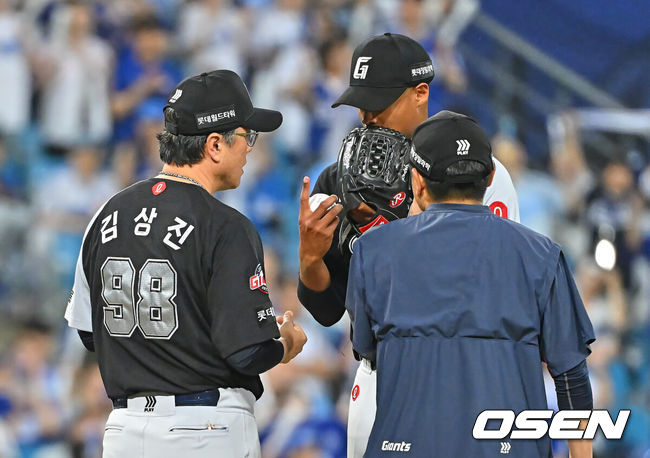 [OSEN=대구, 이석우 기자] 16일 대구삼성라이온즈파크에서 2026 신한 SOL KBO 리그 삼성 라이온즈와 롯데 자이언츠의 경기가 열렸다. 홈팀 삼성은 양창섭이, 방문팀 롯데는 로드리게스가 선발 출전했다. 롯데 자이언츠 로드리게스가 6회말 2사 1루 마운드에 오른 김상진 코치에게 교체하지 말라고 얘기하고 있다. 2026.07.16 / foto0307@osen.co.kr