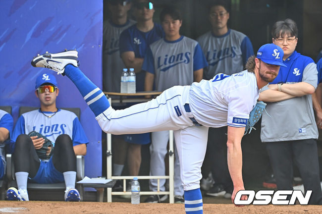 [OSEN=대구, 이석우 기자] 16일 대구삼성라이온즈파크에서 2026 신한 SOL KBO 리그 삼성 라이온즈와 롯데 자이언츠의 경기가 열린다. 홈팀 삼성은 양창섭이, 방문팀 롯데는 로드리게스가 선발 출전한다. 삼성 라이온즈 새 외국인 투수 페덱이 불펜 투구를 하고 있다. 2026.07.16 / foto0307@osen.co.kr