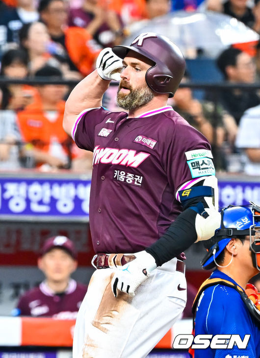[OSEN=대전, 민경훈 기자] 17일 대전 한화생명 볼파크에서 2026 신한 SOL KBO리그 한화 이글스와 키움 히어로즈의 경기가 열렸다.이날 한화는 왕옌청, 키움은 하영민이 선발로 나섰다.2회초 2사 주자 1,3루 키움 데이비슨이 중월 선취 스리런 홈런을 때린 후 홈을 밟으며 세리머니를 하고 있다. 2026.07.17 / rumi@osen.co.kr