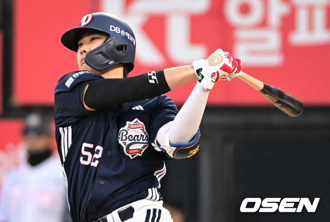 [OSEN=수원, 조은정 기자]11일 경기도 수원 KT위즈파크에서 2026 신한 SOL KBO리그 KT 위즈와 두산 베어스의 경기가 열렸다.이날 KT는 소형준, 두산은 잭로그를 선발투수로 내세웠다.7회초 두산 선두타자 박준순이 안타를 날리고 있다. 2026.04.11 /cej@osen.co.kr