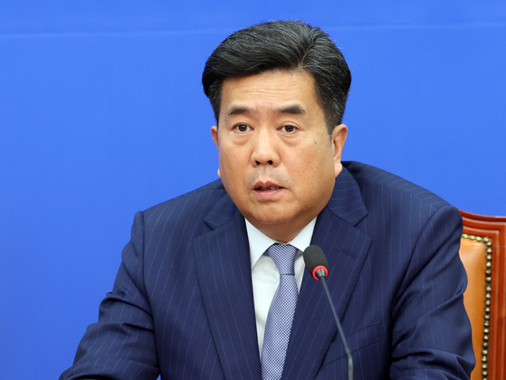 지난 2023년 12월 27일 더불어민주당 5호 인재로 영입된 강청희 전 대한의사협회 상근부회장이 27일 오전 서울 여의도 국회에서 열린 민주당 4·5호 인재영입식에서 인사말을 하고 있다.  더불어민주당은 이날 인재 4호에 '외교·안보 전문가' 박선원 전 국가정보원 제1차장을, 인재 5호에 '보건·의료 전문가' 강청희 전 대한의사협회 상근부회장을 발탁했다. 뉴스1