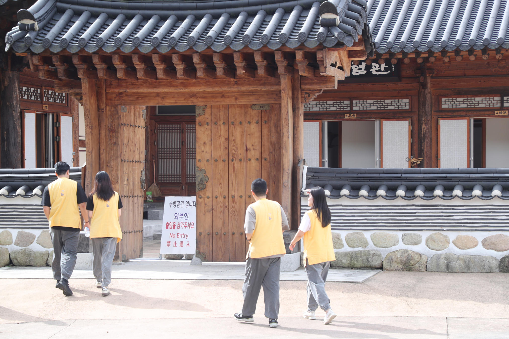 지난해 9월 14일 강원 속초시 설악동 신흥사 일원을 미혼 남녀 템플스테이 ‘나는 절로, 신흥사’ 참가자들이 걷고 있다. 연합뉴스