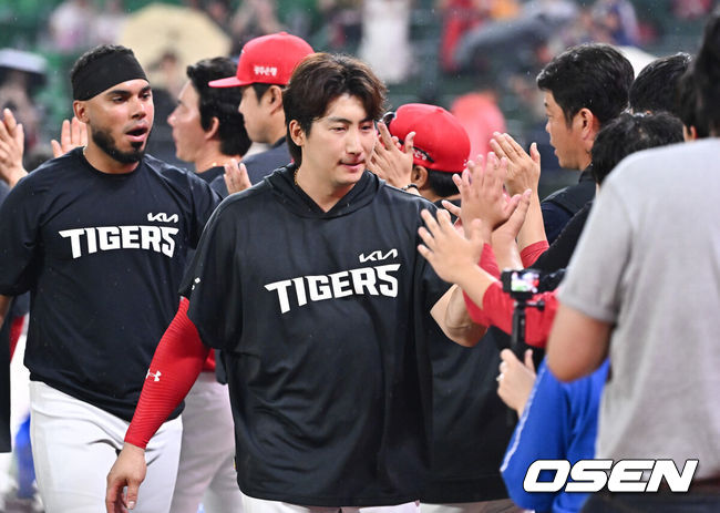 [OSEN=인천, 박준형 기자] 프로야구 KIA 타이거즈가 나성범의 활약에 힘입어 지난 경기 패배를 설욕했다.KIA는 17일 인천 SSG랜더스필드에서 열린 ‘2026 신한은행 SOL Bank KBO리그’ SSG 랜더스와의 경기에서 6-3으로 승리하며 주말 4연전 1승 1패 균형을 맞췄다.경기종료 후 KIA 나성범이 동료들과 하이파이브를 하며 승리의 기쁨을 나누고 있다.      2026.07.17 / soul1014@osen.co.kr