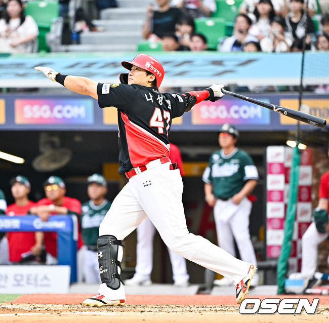 [OSEN=인천, 박준형 기자] 17일 인천 SSG랜더스필드에서 ‘2026 신한 SOL Bank KBO리그’ SSG 랜더스와 KIA 타이거즈의 경기가 열렸다.이날 SSG는 김민준을, KIA는 시라카와를 선발로 내세웠다.3회초 무사 2,3루 KIA 나성범이 역전 3점 홈런을 날리고 있다. 이 홈런은 나성범의 통산 300홈런이다.   2026.07.17 / soul1014@osen.co.kr