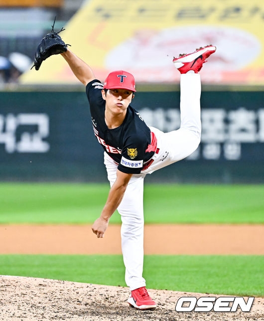 [OSEN=인천, 박준형 기자] 17일 인천 SSG랜더스필드에서 ‘2026 신한 SOL Bank KBO리그’ SSG 랜더스와 KIA 타이거즈의 경기가 열렸다.이날 SSG는 김민준을, KIA는 시라카와를 선발로 내세웠다.5회말 KIA 이의리 투수가 역투하고 있다.      2026.07.17 / soul1014@osen.co.kr