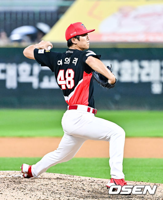 [OSEN=인천, 박준형 기자] 17일 인천 SSG랜더스필드에서 ‘2026 신한 SOL Bank KBO리그’ SSG 랜더스와 KIA 타이거즈의 경기가 열렸다.이날 SSG는 김민준을, KIA는 시라카와를 선발로 내세웠다.5회말 KIA 이의리 투수가 역투하고 있다.      2026.07.17 / soul1014@osen.co.kr