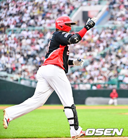 [OSEN=인천, 박준형 기자] 17일 인천 SSG랜더스필드에서 ‘2026 신한 SOL Bank KBO리그’ SSG 랜더스와 KIA 타이거즈의 경기가 열렸다.이날 SSG는 김민준을, KIA는 시라카와를 선발로 내세웠다.3회초 무사 2,3루 KIA 나성범이 역전 3점 홈런을 날리고 베이스를 돌고 있다. 이 홈런은 나성범의 통산 300홈런이다.   2026.07.17 / soul1014@osen.co.kr