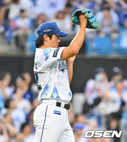 [OSEN=대구, 이석우 기자] 16일 대구삼성라이온즈파크에서 2026 신한 SOL KBO 리그 삼성 라이온즈와 롯데 자이언츠의 경기가 열렸다. 홈팀 삼성은 양창섭이, 방문팀 롯데는 로드리게스가 선발 출전했다. 삼성 라이온즈 양창섭이 3회초 1사 2루 롯데 자이언츠 고승민의 우익수 앞 안타때 그림 같은 송구로 홈 쇄도한 황성빈을 잡은 김성윤에게 감사 인사를 하고 있다. 2026.07.16 / foto0307@osen.co.kr