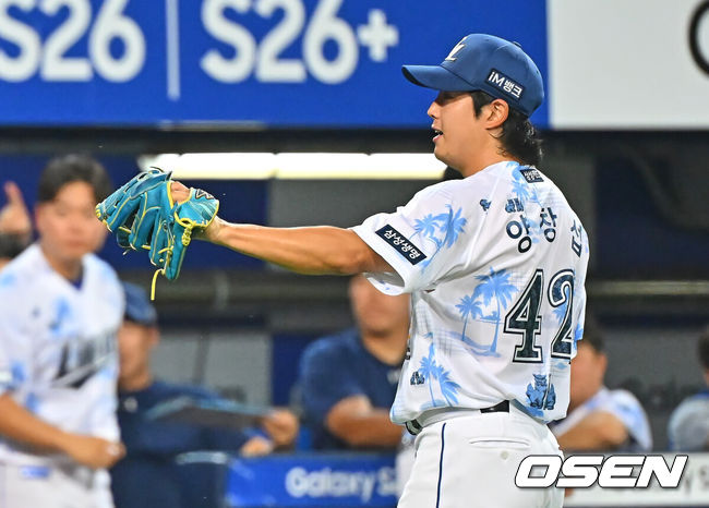 [OSEN=대구, 이석우 기자] 16일 대구삼성라이온즈파크에서 2026 신한 SOL KBO 리그 삼성 라이온즈와 롯데 자이언츠의 경기가 열렸다. 홈팀 삼성은 양창섭이, 방문팀 롯데는 로드리게스가 선발 출전했다. 삼성 라이온즈 선발 투수 양창섭이 5회초 2사 1,2루 롯데 자이언츠 한동희의 내야 안타때 홈으로 쇄도하는 황성빈을 잡은 강민호와 하이파이브를 하고 있다. 2026.07.16 / foto0307@osen.co.kr