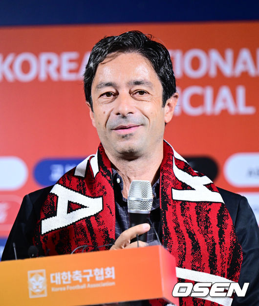 [OSEN=지형준 기자] 홍명보 감독이 이끄는 축구대표팀이 26일 오전 서울 종로구 신문로 축구회관에서 2026 FIFA 북중미 월드컵 3차 예선 명단발표 기자회견이 열렸다.축구대표팀은 오는 9월 5일 서울월드컵경기장에서 팔레스타인을 상대로 예선 1차전을 치른다. 10일 오만에서 원정 2차전을 이어간다.주앙 아로소 수석 코치가 질문에 답을 하고 있다. 2024.08.26 / jpnews@osen.co.kr