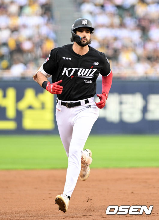 [OSEN=잠실, 이대선 기자] 17일 서울 잠실야구장에서 2026 신한 SOL KBO리그 LG 트윈스와 KT 위즈의 경기가 열렸다.이날 LG는 라클란 웰스, KT는 소형준을 선발로 내세웠다.3회말 2사 만루에서 KT 힐리어드가 좌월 만루 홈런을 치고 그라운드를 돌고 있다. 2026.07.17 /sunday@osen.co.kr