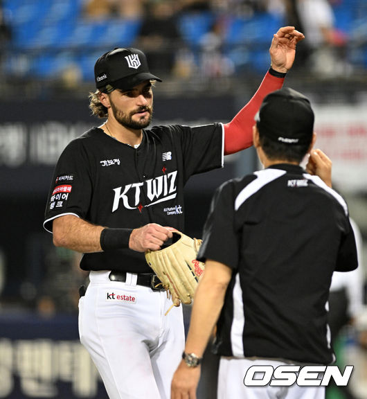 [OSEN=잠실, 이대선 기자] 프로야구 KT 위즈는 17일 서울 잠실구장에서 열린 2026 신한 SOL KBO리그 LG 트윈스와의 시즌 10차전에서 6-1로 승리했다. 3위 KT는 파죽의 5연승을 달리며 2위 LG를 1.5경기 차 턱밑 추격했다. 시즌 49승 1무 35패. 반면 3연패에 빠진 LG는 52승 35패가 됐다.경기 종료 후 KT 힐리어드가 이강철 감독과 승리의 기쁨을 나누고 있다. 2026.07.17 /sunday@osen.co.kr