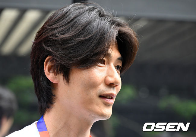 [OSEN=사포판(멕시코), 이대선 기자] 2026 북중미 월드컵에 참가하는 대한민국 축구국가대표팀이 11일(한국시각) 멕시코 과달라하라 인근 사포판의 치바스 베르데 바예에서 훈련을 진행했다.대한민국 월드컵대표팀은 오는 12일 오전 11시(한국시각) 체코와 2026년 북중미 월드컵 조별리그 A조 1차전을 펼친다.훈련장을 방문한 기성용이 관계자와 이야기를 나누고 있다. 2026.06.11 /sunday@osen.co.kr