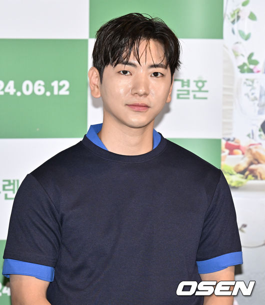 [OSEN=조은정 기자]영화 '다우렌의 결혼(감독 임찬익)’ 언론배급시사 및 기자간담회가 28일 오후 서울 용산구 CGV용산아이파크몰에서 열렸다.‘다우렌의 결혼’은 자신만의 색이 두드러지는 연기 스펙트럼의 충무로 대표 카멜레온 배우 이주승이 다큐멘터리를 찍으며 입봉을 꿈꾸는 조연출 ‘승주’ 역을 맡아 스크린에 컴백한다.배우 이주승이 질의응답 시간을 갖고 있다. 2024.05.28 /cej@osen.co.kr