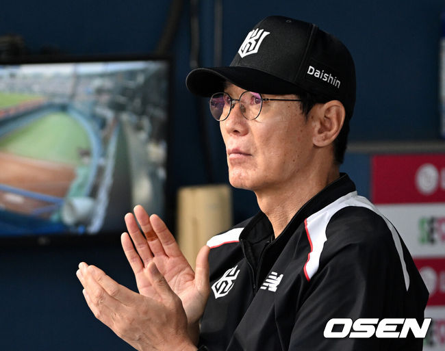[OSEN=잠실, 이대선 기자] 17일 서울 잠실야구장에서 2026 신한 SOL KBO리그 LG 트윈스와 KT 위즈의 경기가 열렸다.이날 LG는 라클란 웰스, KT는 소형준을 선발로 내세웠다.KT 이강철 감독이 선수들에게 박수를 보내고 있다. 2026.07.17 /sunday@osen.co.kr