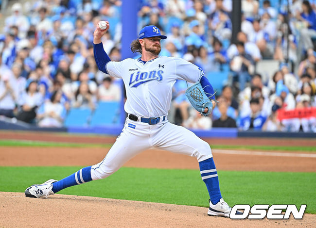 [OSEN=대구, 이석우 기자] 18일 대구삼성라이온즈파크에서 2026 신한 SOL KBO 리그 삼성 라이온즈와 롯데 자이언츠의 경기가 열렸다. 홈팀 삼성은 페덱이, 방문팀 롯데는 나균안이 선발 출전했다. 삼성 라이온즈 선발 투수 페덱이 역투하고 있다. 2026.07.18 / foto0307@osen.co.kr