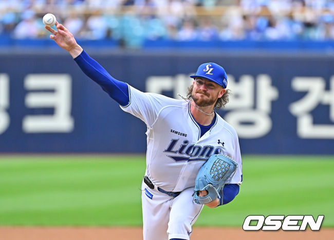 [OSEN=대구, 이석우 기자] 18일 대구삼성라이온즈파크에서 2026 신한 SOL KBO 리그 삼성 라이온즈와 롯데 자이언츠의 경기가 열렸다. 홈팀 삼성은 페덱이, 방문팀 롯데는 나균안이 선발 출전했다. 삼성 라이온즈 선발 투수 페덱이 역투하고 있다. 2026.07.18 / foto0307@osen.co.kr