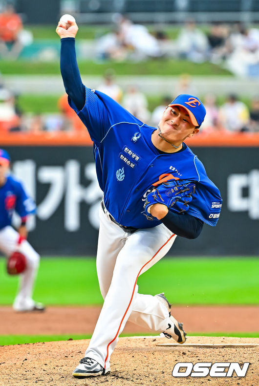 [OSEN=대전, 민경훈 기자] 18일 대전 한화생명 볼파크에서 2026 신한 SOL KBO리그 한화 이글스와 키움 히어로즈의 경기가 열렸다.이날 한화는 에르난데스, 키움은 안우진이 선발로 나섰다.1회초 2사 한화 선발 에르난데스가 키움 데이비슨을 향해 던진 몸에 맞는 볼이 헤드샷 퇴장 판정을 받고 퇴장됐다. 뒤 이어 마운드에 오른 박준영이 힘차게 공을 뿌리고 있다. 2026.07.18 / rumi@osen.co.kr