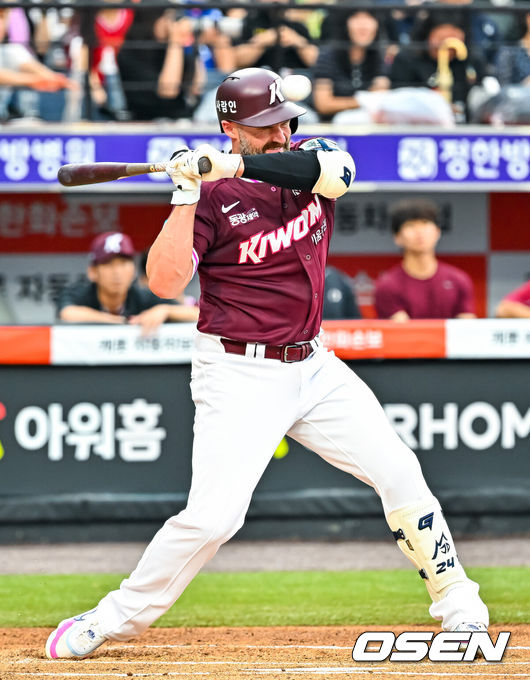[OSEN=대전, 민경훈 기자] 18일 대전 한화생명 볼파크에서 2026 신한 SOL KBO리그 한화 이글스와 키움 히어로즈의 경기가 열렸다.이날 한화는 에르난데스, 키움은 안우진이 선발로 나섰다.1회초 2사 한화 선발 에르난데스가 키움 데이비슨을 향해 던진 몸에 맞는 볼이 헤드샷 퇴장 판정을 받고 퇴장되고 있다. 2026.07.18 / rumi@osen.co.kr