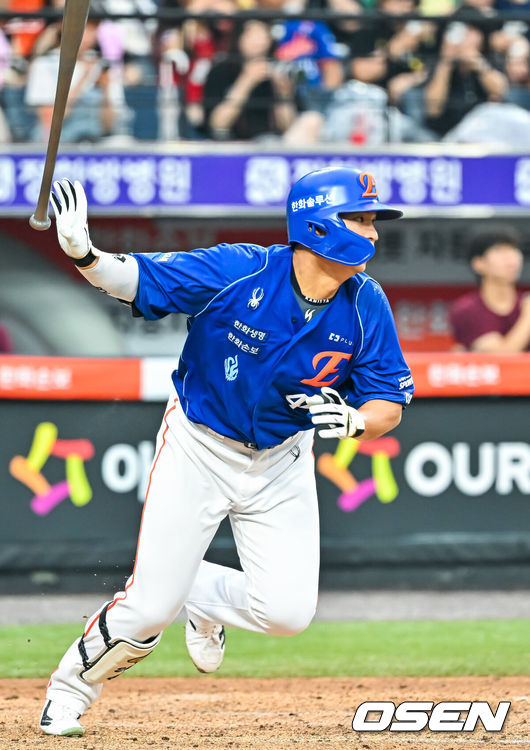 [OSEN=대전, 민경훈 기자] 18일 대전 한화생명 볼파크에서 2026 신한 SOL KBO리그 한화 이글스와 키움 히어로즈의 경기가 열렸다.이날 한화는 에르난데스, 키움은 안우진이 선발로 나섰다.5회말 2사 주자 1,2루 한화 최인호가 중견수 앞 동점 1타점 적시타를 때리고 있다.  2026.07.18 / rumi@osen.co.kr