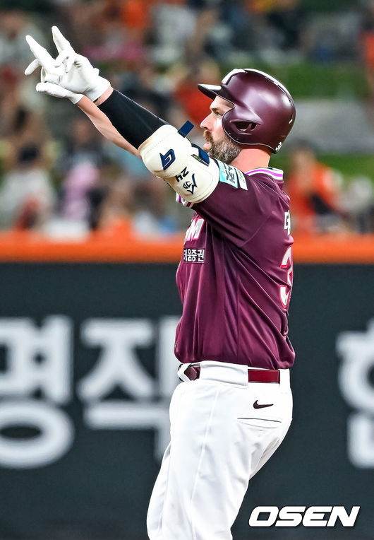 [OSEN=대전, 민경훈 기자] 18일 대전 한화생명 볼파크에서 2026 신한 SOL KBO리그 한화 이글스와 키움 히어로즈의 경기가 열렸다.이날 한화는 에르난데스, 키움은 안우진이 선발로 나섰다.8회초 1사 주자 만루 키움 데이비슨이 좌익수 왼쪽 2타점 적시 2루타를 때린 후 2루에서 세리머니를 하고 있다. 2026.07.18 / rumi@osen.co.kr