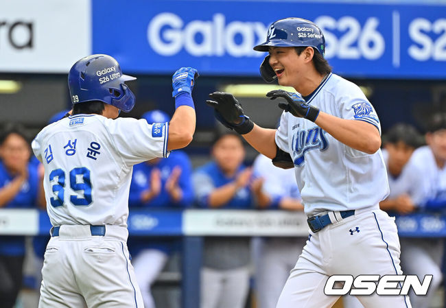 [OSEN=대구, 이석우 기자] 18일 대구삼성라이온즈파크에서 2026 신한 SOL KBO 리그 삼성 라이온즈와 롯데 자이언츠의 경기가 열렸다. 홈팀 삼성은 페덱이, 방문팀 롯데는 나균안이 선발 출전했다. 삼성 라이온즈 구자욱이 1회초 1사 2루 중월 2점 홈런을 치고 기뻐하고 있다. 2026.07.18 / foto0307@osen.co.kr