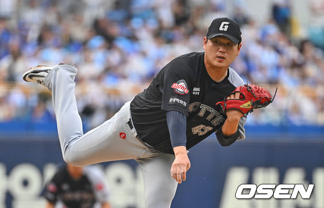 [OSEN=대구, 이석우 기자] 18일 대구삼성라이온즈파크에서 2026 신한 SOL KBO 리그 삼성 라이온즈와 롯데 자이언츠의 경기가 열렸다. 홈팀 삼성은 페덱이, 방문팀 롯데는 나균안이 선발 출전했다. 롯데 자이언츠 선발 투수 나균안이 역투하고 있다. 2026.07.18 / foto0307@osen.co.kr