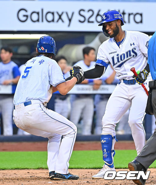 [OSEN=대구, 이석우 기자] 18일 대구삼성라이온즈파크에서 2026 신한 SOL KBO 리그 삼성 라이온즈와 롯데 자이언츠의 경기가 열렸다. 홈팀 삼성은 페덱이, 방문팀 롯데는 나균안이 선발 출전했다. 삼성 라이온즈 구자욱이 5회말 무사 1,3루 득점을 올린 후 좌익수 희생 플라이를 친 디아즈의 부축을 받으며 일어나고 있다. 2026.07.18 / foto0307@osen.co.kr