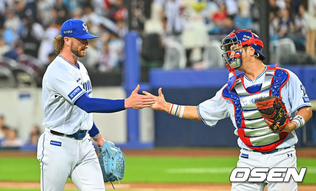 [OSEN=대구, 이석우 기자] 18일 대구삼성라이온즈파크에서 2026 신한 SOL KBO 리그 삼성 라이온즈와 롯데 자이언츠의 경기가 열렸다. 홈팀 삼성은 페덱이, 방문팀 롯데는 나균안이 선발 출전했다. 삼성 라이온즈 선발 투수 페덱이 6회초 2사 1루 롯데 자이언츠 고승민을 삼진으로 잡고 첫 등판을 마무리하며 강민호와 하이파이브를 하고 있다. 2026.07.18 / foto0307@osen.co.kr