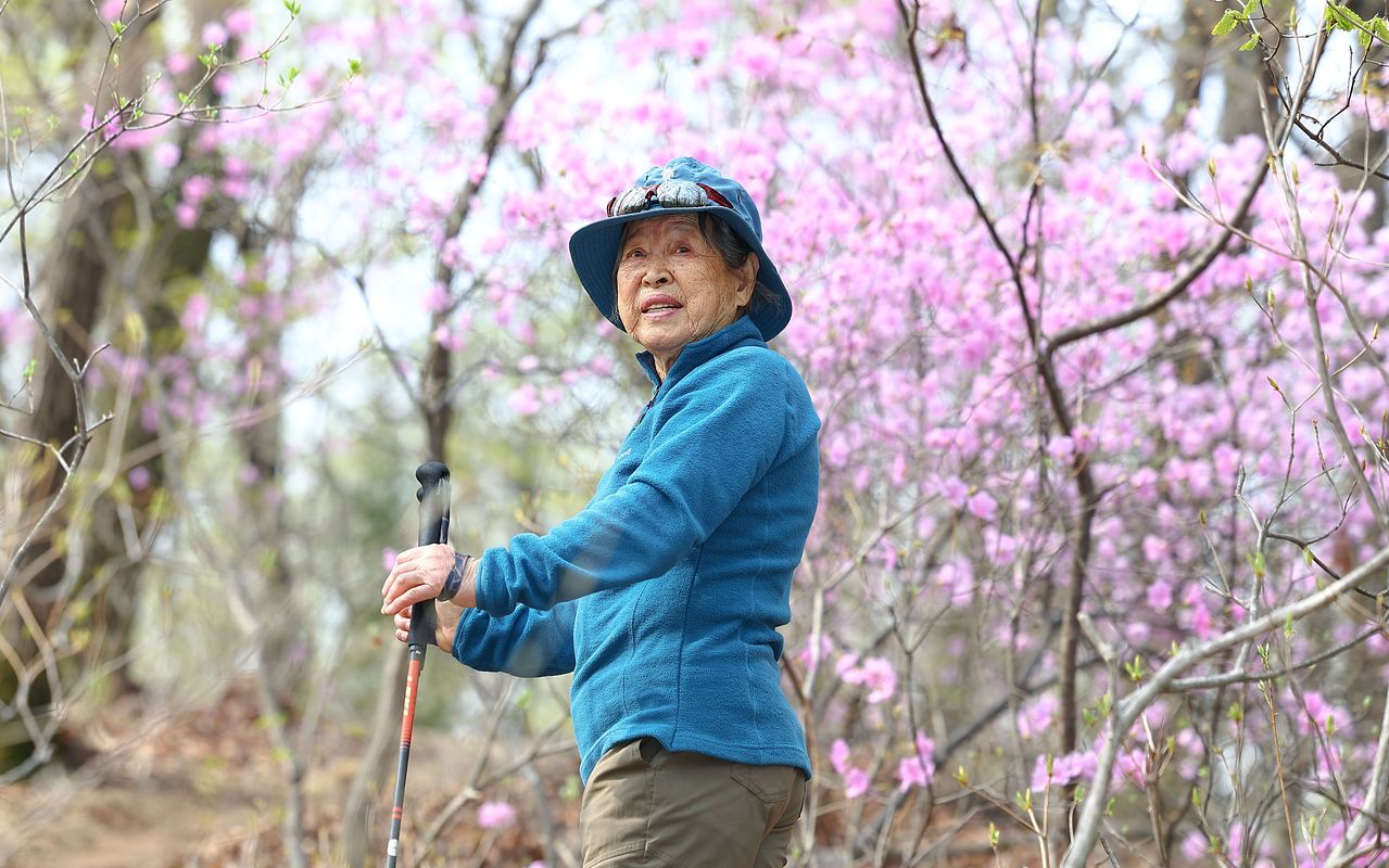 지난 4월, 서울 도봉구 도봉산에서 만난 신옥자(93) 산악인. 그는 산 곳곳에 핀 진달래를 보며 "을매나 좋노"라는 말을 반복했다. 그는 "산에 오면 공기도 맛있다"며 산 사랑을 감추지 않았다. 김종호 기자