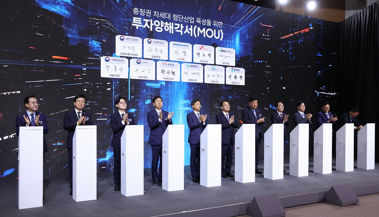지난 2일 이재명 대통령 주재로 충남 아산시에서 열린 충청권 첨단산업 발전비전 국민보고회에서 정부 및 기업 관계자들이 차세대 첨단산업 육성을 위한 투자협약식을 하고 있다. 연합뉴스