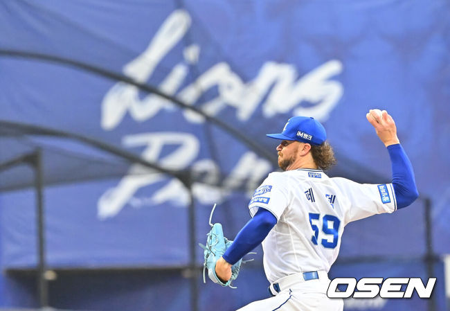 [OSEN=대구, 이석우 기자] 18일 대구삼성라이온즈파크에서 2026 신한 SOL KBO 리그 삼성 라이온즈와 롯데 자이언츠의 경기가 열렸다. 홈팀 삼성은 페덱이, 방문팀 롯데는 나균안이 선발 출전했다. 삼성 라이온즈 선발 투수 페덱이 역투하고 있다. 2026.07.18 / foto0307@osen.co.kr