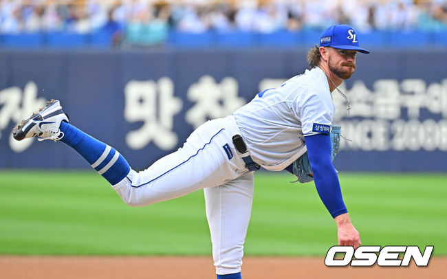 [OSEN=대구, 이석우 기자] 18일 대구삼성라이온즈파크에서 2026 신한 SOL KBO 리그 삼성 라이온즈와 롯데 자이언츠의 경기가 열렸다. 홈팀 삼성은 페덱이, 방문팀 롯데는 나균안이 선발 출전했다. 삼성 라이온즈 선발 투수 페덱이 역투하고 있다. 2026.07.18 / foto0307@osen.co.kr