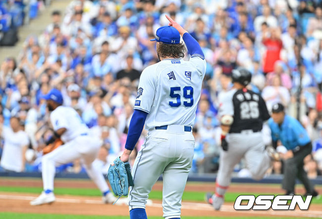 [OSEN=대구, 이석우 기자] 18일 대구삼성라이온즈파크에서 2026 신한 SOL KBO 리그 삼성 라이온즈와 롯데 자이언츠의 경기가 열렸다. 홈팀 삼성은 페덱이, 방문팀 롯데는 나균안이 선발 출전했다. 삼성 라이온즈 선발 투수 페덱이 1회초 2사 1루 롯데 자이언츠 한동희의 안타성 타구를 잡은 류지혁을 보며 환호하고 있다. 2026.07.18 / foto0307@osen.co.kr