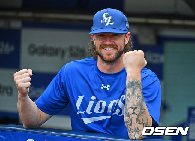 [OSEN=대구, 이석우 기자] 16일 대구삼성라이온즈파크에서 2026 신한 SOL KBO 리그 삼성 라이온즈와 롯데 자이언츠의 경기가 열렸다. 홈팀 삼성은 양창섭이, 방문팀 롯데는 로드리게스가 선발 출전했다. 삼성 라이온즈 새 외국인 투구 페덱이 사자 문신을 보여주며 주먹을 불끈 쥐고 미소짓고 있다. 2026.07.16 / foto0307@osen.co.kr