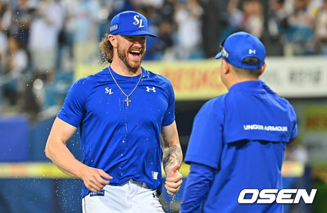 [OSEN=대구, 이석우 기자] 18일 대구삼성라이온즈파크에서 2026 신한 SOL KBO 리그 삼성 라이온즈와 롯데 자이언츠의 경기가 열렸다. 홈팀 삼성은 페덱이, 방문팀 롯데는 나균안이 선발 출전했다. 삼성 라이온즈 선발 투수 페덱이 첫 등판 경기에서 승리를 기록하고 박진만 감독의 축하를 받고 있다. 2026.07.18 / foto0307@osen.co.kr