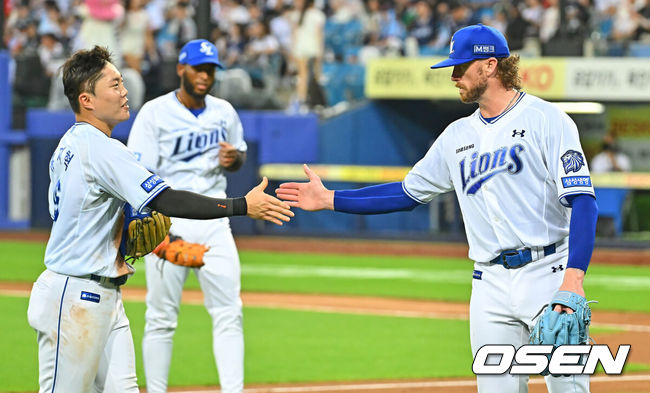 [OSEN=대구, 이석우 기자] 18일 대구삼성라이온즈파크에서 2026 신한 SOL KBO 리그 삼성 라이온즈와 롯데 자이언츠의 경기가 열렸다. 홈팀 삼성은 페덱이, 방문팀 롯데는 나균안이 선발 출전했다. 삼성 라이온즈 선발 투수 페덱이 6회초 2사 1루 롯데 자이언츠 고승민을 삼진으로 잡고 첫 등판을 마무리하며 류지혁과 하이파이브를 하고 있다. 2026.07.18 / foto0307@osen.co.kr