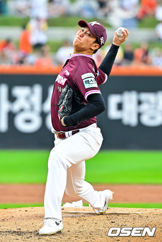 [OSEN=대전, 민경훈 기자] 18일 대전 한화생명 볼파크에서 2026 신한 SOL KBO리그 한화 이글스와 키움 히어로즈의 경기가 열렸다.이날 한화는 에르난데스, 키움은 안우진이 선발로 나섰다.키움 선발 안우진이 마운드 위에서 힘차게 공을 뿌리고 있다. 2026.07.18 / rumi@osen.co.kr