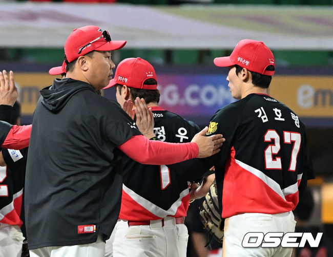 [OSEN=인천, 이대선 기자] 프로야구 KIA 타이거즈가 2연승에 성공했다. KIA는 18일 인천SSG랜더스필드에서 열린 2026 신한 SOL KBO리그 SSG 랜더스와 원정 경기에서 12-2 완승을 거뒀다. 3회초 SSG 선발 토마스 해치를 공략하는 데 성공했다. 경기 종료 후 KIA 이범호 감독이 김호령과 승리의 기쁨을 나누고 있다. 2026.07.18 /sunday@osen.co.kr