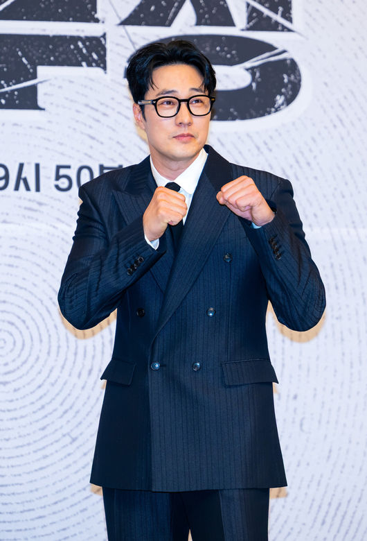 [OSEN=민경훈 기자] 25일 오후 서울 양천구 목동 SBS 방송센터 SBS홀에서 SBS 새 금토드라마 '김부장' 제작발표회가 열렸다.오는 26일 첫 방송 되는 ‘김부장’은 세상 가장 평범한 아빠가 하나뿐인 딸을 되찾기 위해 세상에서 가장 위험한 남자가 돼 싸우는 복수 액션극이다. 소지섭, 최대훈, 윤경호, 손나은, 김성규 등 화려한 출연진으로 관심을 모으고 있다.배우 소지섭이 입장하며 포즈를 취하고 있다. 2026.06.25 / rumi@osen.co.kr