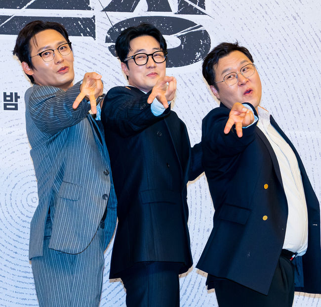 [OSEN=민경훈 기자] 25일 오후 서울 양천구 목동 SBS 방송센터 SBS홀에서 SBS 새 금토드라마 '김부장' 제작발표회가 열렸다.오는 26일 첫 방송 되는 ‘김부장’은 세상 가장 평범한 아빠가 하나뿐인 딸을 되찾기 위해 세상에서 가장 위험한 남자가 돼 싸우는 복수 액션극이다. 소지섭, 최대훈, 윤경호, 손나은, 김성규 등 화려한 출연진으로 관심을 모으고 있다.배우 최대훈, 소지섭, 윤경호가 포즈를 취하고 있다. 2026.06.25 / rumi@osen.co.kr