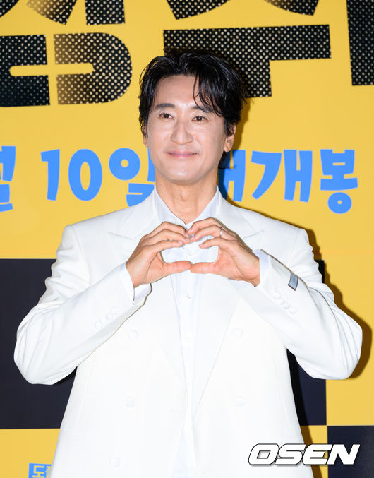 [OSEN=이대선 기자] 29일 오후 서울 CGV 용산아이파크몰에서 영화 '현상수배' 언론 배급시사회가 열렸다.'현상수배'는 자신과 똑같이 생긴 범죄자 ‘철구’ 때문에 뜻밖의 소동에 휘말린 소시민 ‘현준’이 경찰과 공조해 쫓고 쫓기는 추격전에 뛰어들게 되는 도플갱어 공조 코미디다.배우 신현준이 포토타임을 가지고 있다. 2026.05.29 /sunday@osen.co.kr