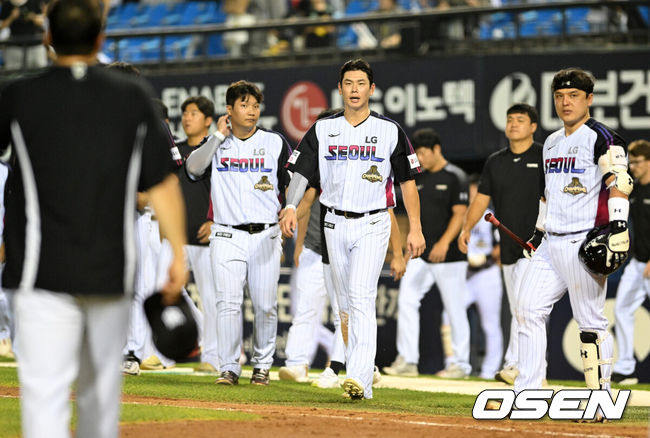 [OSEN=잠실, 이대선 기자] 프로야구 KT 위즈는 17일 서울 잠실구장에서 열린 2026 신한 SOL KBO리그 LG 트윈스와의 시즌 10차전에서 6-1로 승리했다. 3위 KT는 파죽의 5연승을 달리며 2위 LG를 1.5경기 차 턱밑 추격했다. 시즌 49승 1무 35패. 반면 3연패에 빠진 LG는 52승 35패가 됐다.경기 종료 후 LG 선수들이 패배에 아쉬워하고 있다. 2026.07.17 /sunday@osen.co.kr