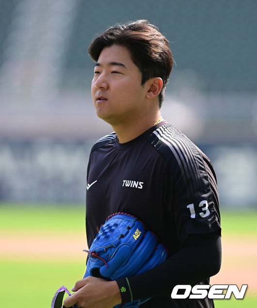 [OSEN=잠실, 지형준 기자] 11일 서울 잠실야구장에서 2026 신한 SOL KBO리그 LG 트윈스와 SSG 랜더스의 경기가 열렸다.3연승과 스윕승을 노리는 LG는 김윤식, 2연패에 빠진 SSG는 김건우를 선발로 내세웠다.경기에 앞서 LG 송승기가 훈련을 마치고 이동하며 SSG 선수들과 인사를 나누고 있다. 2026.06.11/ jpnews@osen.co.kr
