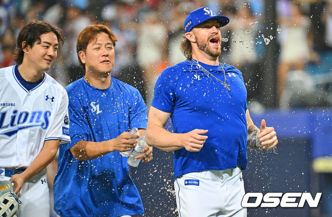 [OSEN=대구, 이석우 기자] 18일 대구삼성라이온즈파크에서 2026 신한 SOL KBO 리그 삼성 라이온즈와 롯데 자이언츠의 경기가 열렸다. 홈팀 삼성은 페덱이, 방문팀 롯데는 나균안이 선발 출전했다. 삼성 라이온즈 선발 투수 페덱이 첫 등판 경기에서 승리를 기록하고 강민호의 축하 물세례를 받고 있다. 2026.07.18 / foto0307@osen.co.kr