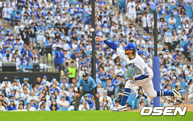 [OSEN=대구, 이석우 기자] 18일 대구삼성라이온즈파크에서 2026 신한 SOL KBO 리그 삼성 라이온즈와 롯데 자이언츠의 경기가 열렸다. 홈팀 삼성은 페덱이, 방문팀 롯데는 나균안이 선발 출전했다. 삼성 라이온즈 선발 투수 페덱이 역투하고 있다. 2026.07.18 / foto0307@osen.co.kr