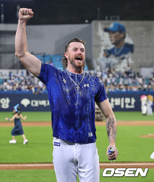 [OSEN=대구, 이석우 기자] 18일 대구삼성라이온즈파크에서 2026 신한 SOL KBO 리그 삼성 라이온즈와 롯데 자이언츠의 경기가 열렸다. 홈팀 삼성은 페덱이, 방문팀 롯데는 나균안이 선발 출전했다. 삼성 라이온즈 선발 투수 페덱이 첫 등판 경기에서 승리를 기록하고 동료들의 축하 물세례를 받은 후 팬들을 보며 파이팅을 외치고 있다. 2026.07.18 / foto0307@osen.co.kr