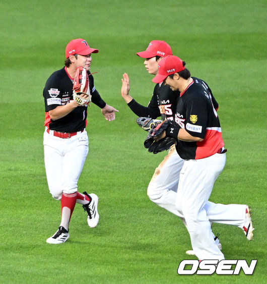 [OSEN=인천, 이대선 기자] 18일 인천 SSG랜더스필드에서 2026 신한 SOL KBO리그 SSG 랜더스와 KIA 타이거즈의 경기가 열렸다. 이날 SSG은 해치, KIA는 네일을 선발로 내세웠다. 5회말 1사 1루에서 SSG 박성한을 외야플라이로 처리한 KIA 김호령이 정준재까지 잡아내며 환호하고 있다. 2026.07.18 /sunday@osen.co.kr